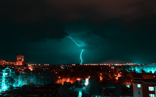 雷霆城市鸟瞰图 · 免费素材图片