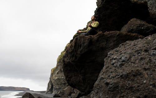 女人坐在岩层上 · 免费素材图片