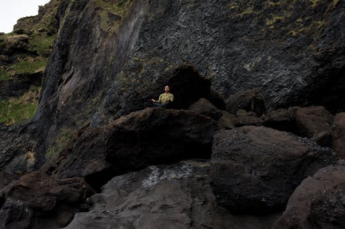 冥想在岩石上的人的照片 · 免费素材图片