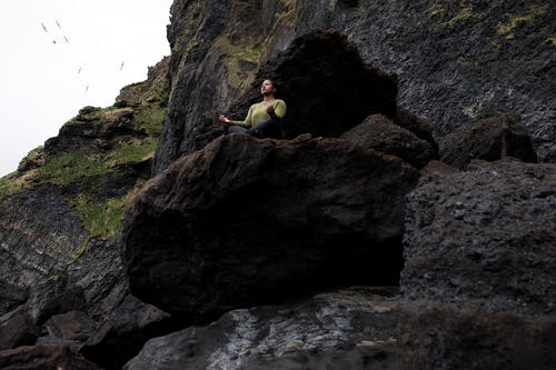 在落基山上做瑜伽的人 · 免费素材图片