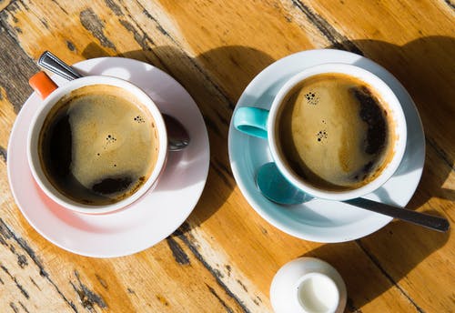 两杯咖啡的平躺摄影 · 免费素材图片