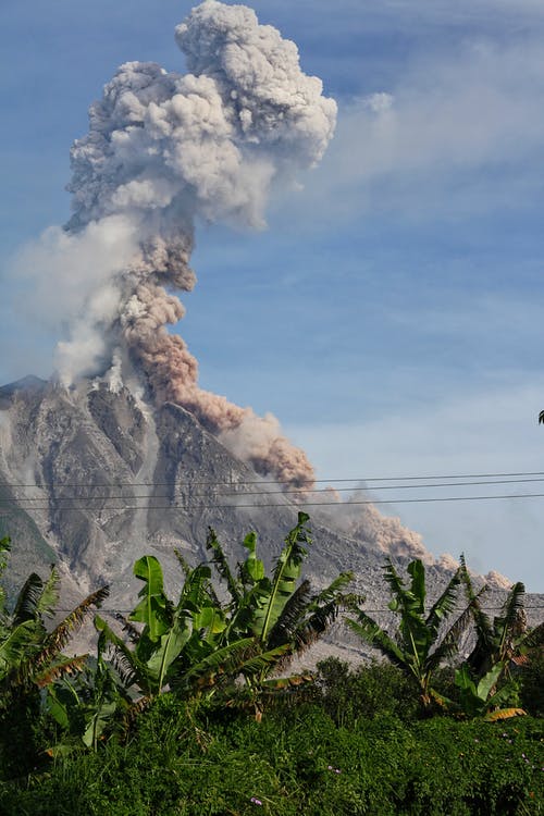在晴朗的蓝天底下喷发火山 · 免费素材图片