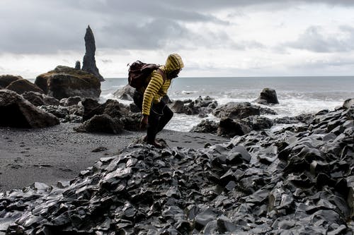 海边的黄色连帽衫的男子照片 · 免费素材图片