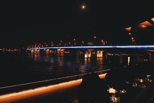 夜间桥梁的建筑摄影 · 免费素材图片