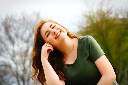 绿色衬衫微笑的女人 · 免费素材图片