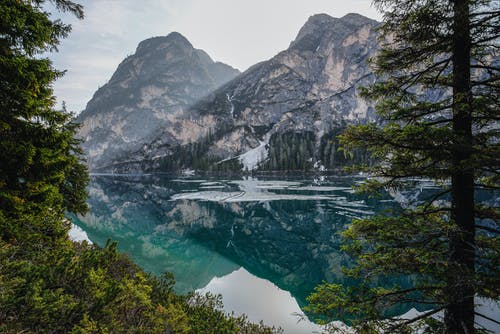 水体附近的山脉全景照片 · 免费素材图片