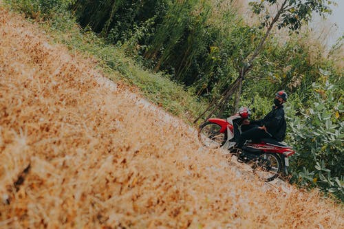 白色和红色的骨上摩托车的男人 · 免费素材图片