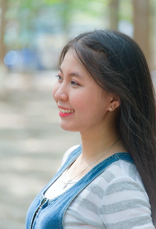 女人微笑的照片 · 免费素材图片