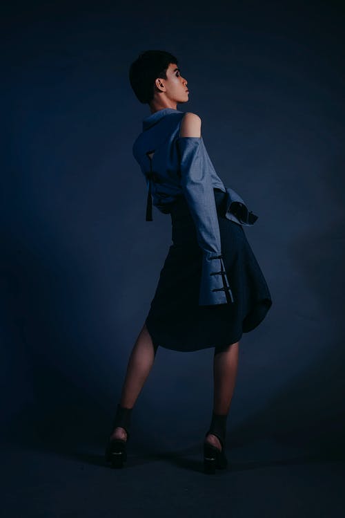 穿蓝色衣服的女人的照片 · 免费素材图片