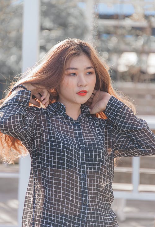 女人穿着礼服衬衫的摄影 · 免费素材图片