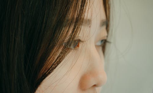 女人的眼睛和鼻子的特写摄影 · 免费素材图片