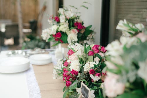 白色桌子上的白色和粉红色的鲜花花束 · 免费素材图片