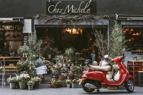 Chez Michele店前的红色小型摩托车停车场 · 免费素材图片
