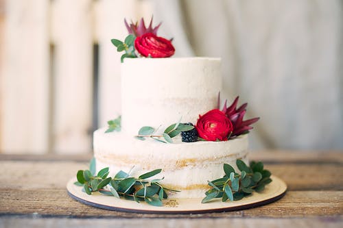 蛋糕与花卉装饰的特写摄影 · 免费素材图片