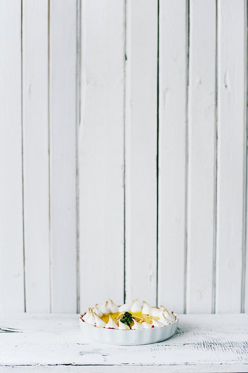 圆白碗白色木制板上的食物 · 免费素材图片