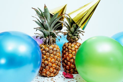 两个菠萝和气球 · 免费素材图片
