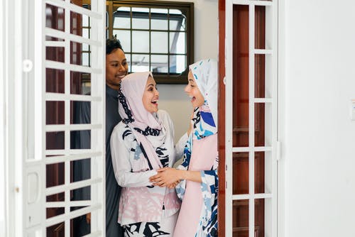 两个女人站在门口 · 免费素材图片