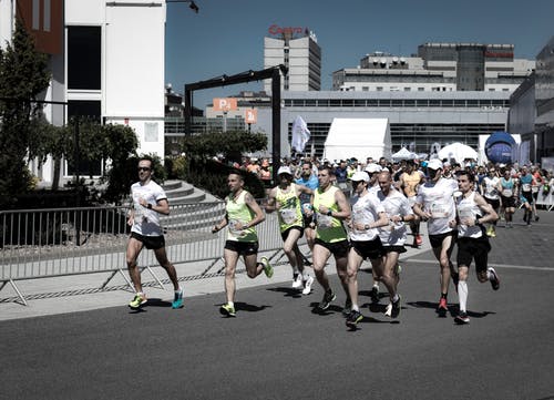 马拉松比赛的人 · 免费素材图片