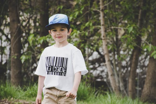 白衬衫和蓝色帽的男孩 · 免费素材图片