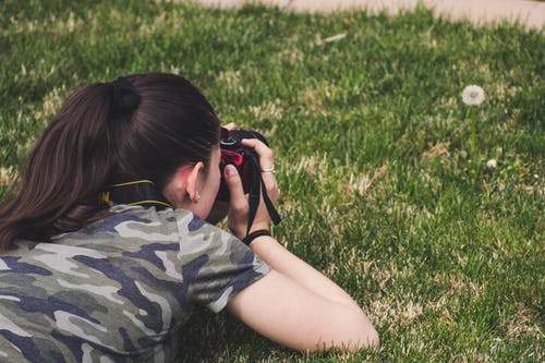 在草地上的花的女人的照片 · 免费素材图片