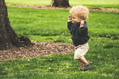 幼儿跑步照片 · 免费素材图片