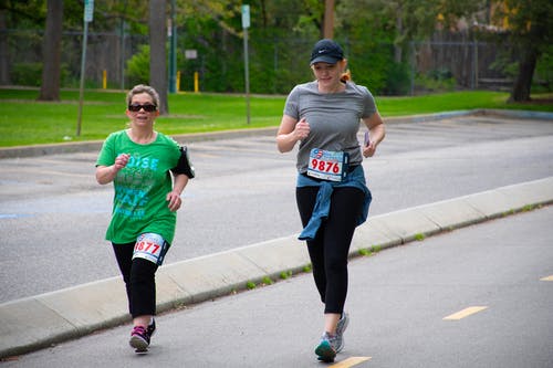 两个女人跑 · 免费素材图片