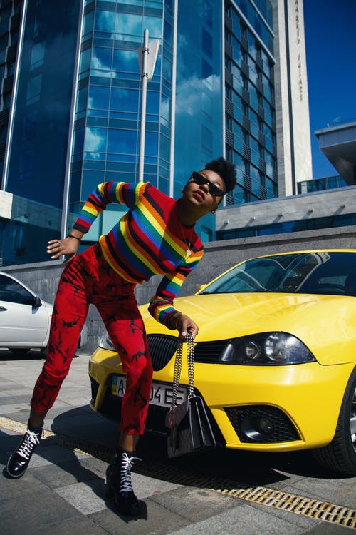 女人站在黄色的座位科尔多瓦 · 免费素材图片