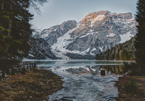 穿越山体水的风景摄影 · 免费素材图片