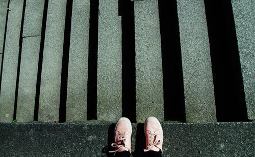 楼梯附近的鞋子摄影 · 免费素材图片