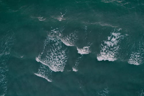 白天海浪航拍 · 免费素材图片