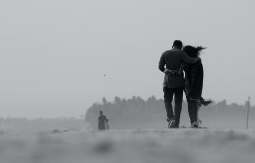 夫妇在地面上行走的灰度摄影 · 免费素材图片