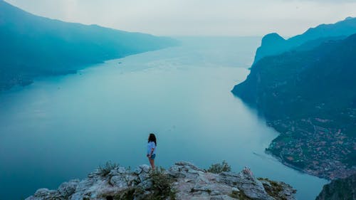 在白天的时候站在山上的女人 · 免费素材图片