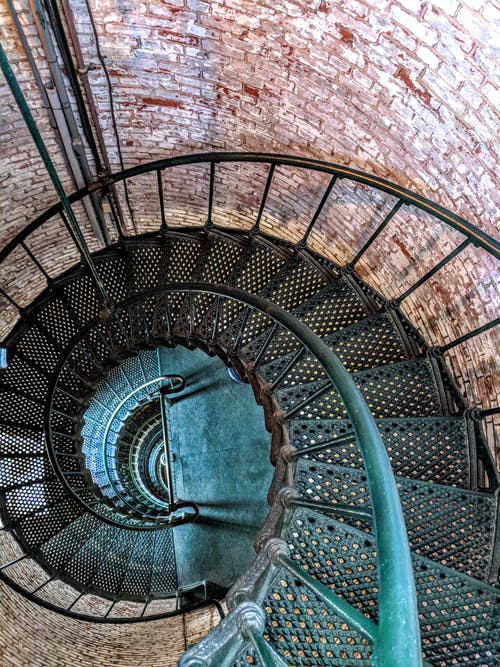 绿色金属螺旋楼梯的顶视图 · 免费素材图片