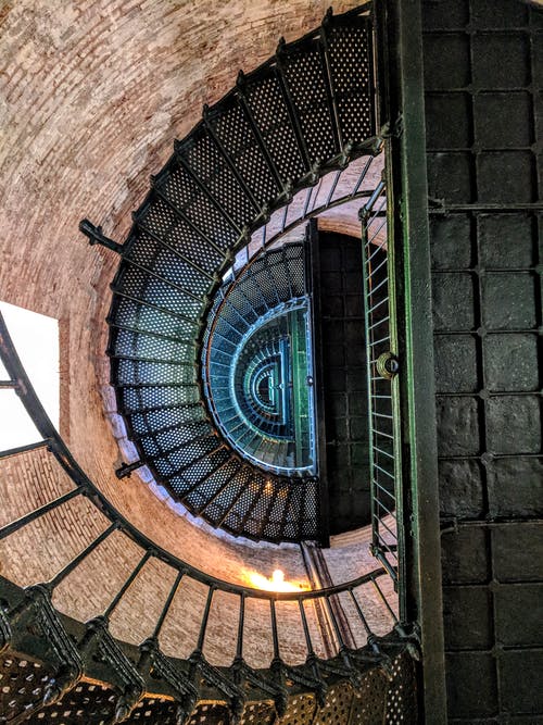 黑色网状螺旋楼梯的照片 · 免费素材图片