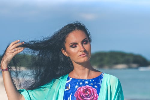 女人站在水的附近 · 免费素材图片