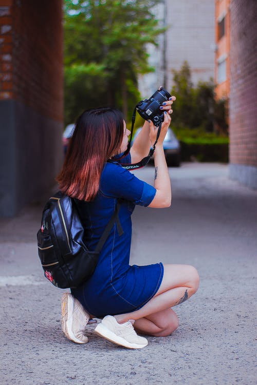 拍照时跪着的女人的摄影 · 免费素材图片