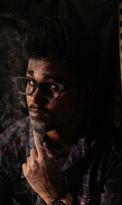 戴黑框眼镜的男子的照片 · 免费素材图片