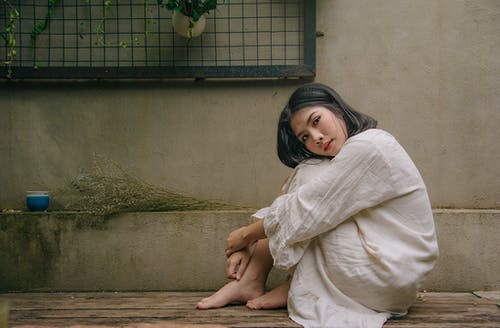 女人坐在地板上的照片 · 免费素材图片