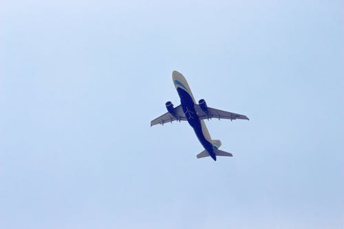 白色和蓝色飞机 · 免费素材图片