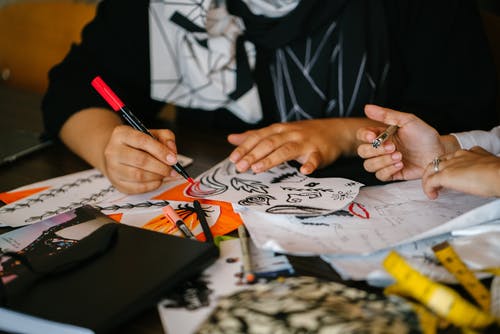 在桌子上的纸上写的人 · 免费素材图片