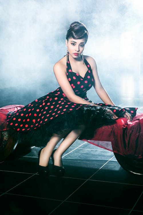 女人穿着黑色和红色的圆点裙 · 免费素材图片