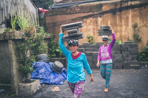 妇女携带煤渣块的摄影 · 免费素材图片