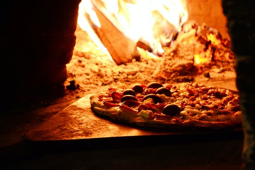 披萨附近篝火晚会的特写照片 · 免费素材图片