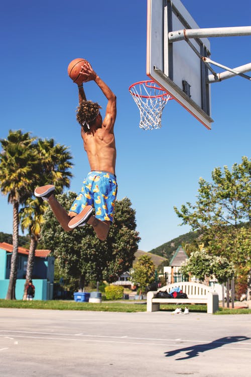 男人穿着蓝色和黄色的短裤，打篮球 · 免费素材图片