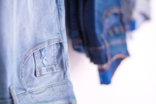 两条蓝色牛仔裤 · 免费素材图片