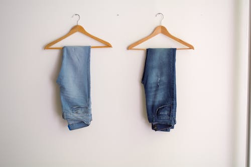 两条绞死的蓝色石洗和蓝色牛仔裤 · 免费素材图片
