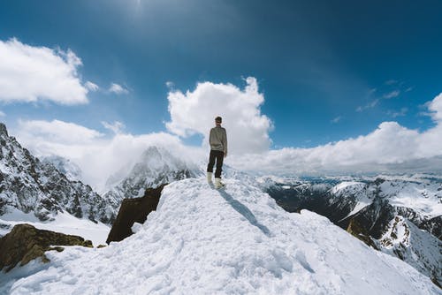 站在斜坡冰川山上的人 · 免费素材图片