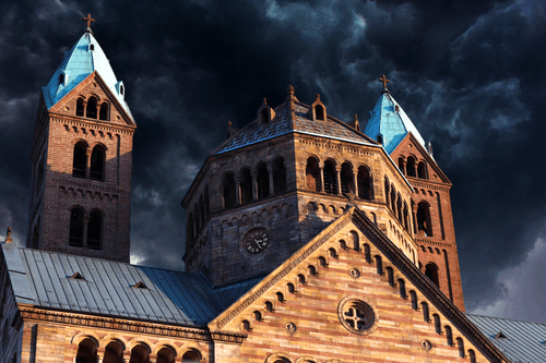 棕色木制大教堂在夜间 · 免费素材图片
