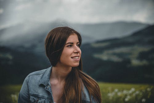 一个微笑的女人的特写摄影 · 免费素材图片