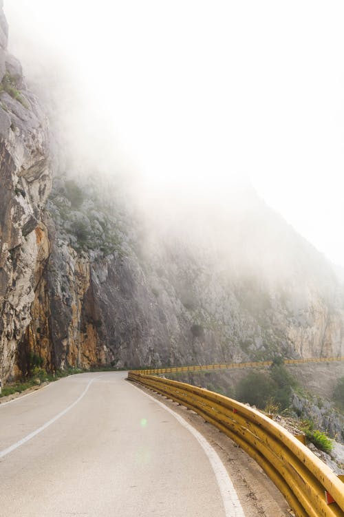 雾山附近道路摄影 · 免费素材图片